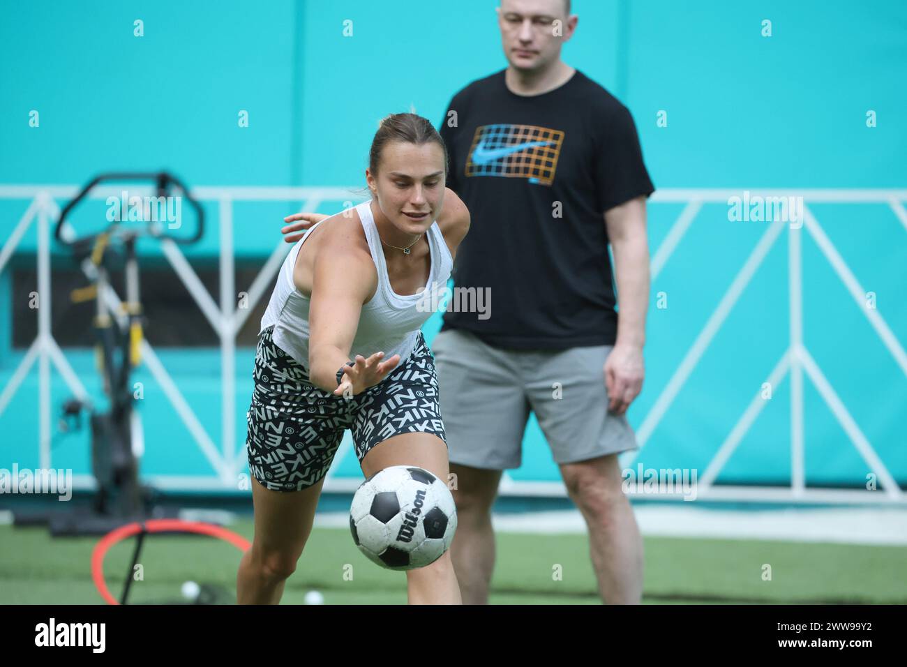 MIAMI GARDENS, FLORIDA - 27 MARZO: Elena Rybakina del Kazakhstan sconfigge Elise Mertens del Belgio nella sua quarta partita il giorno 9 del Miami Open all'Hard Rock Stadium il 27 marzo 2023 a Miami Gardens, florid persone: Aryna Sabalenka Credit: Storms Media Group/Alamy Live News Foto Stock