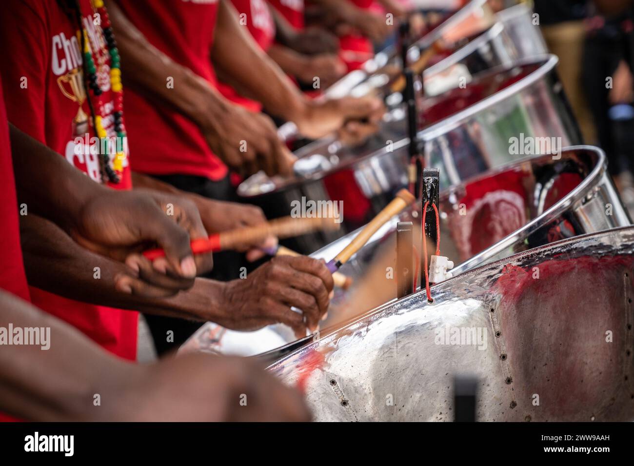 Pannisti che suonano il piatto d'acciaio al World Steel Pan Day Trinidad e Tobago Foto Stock