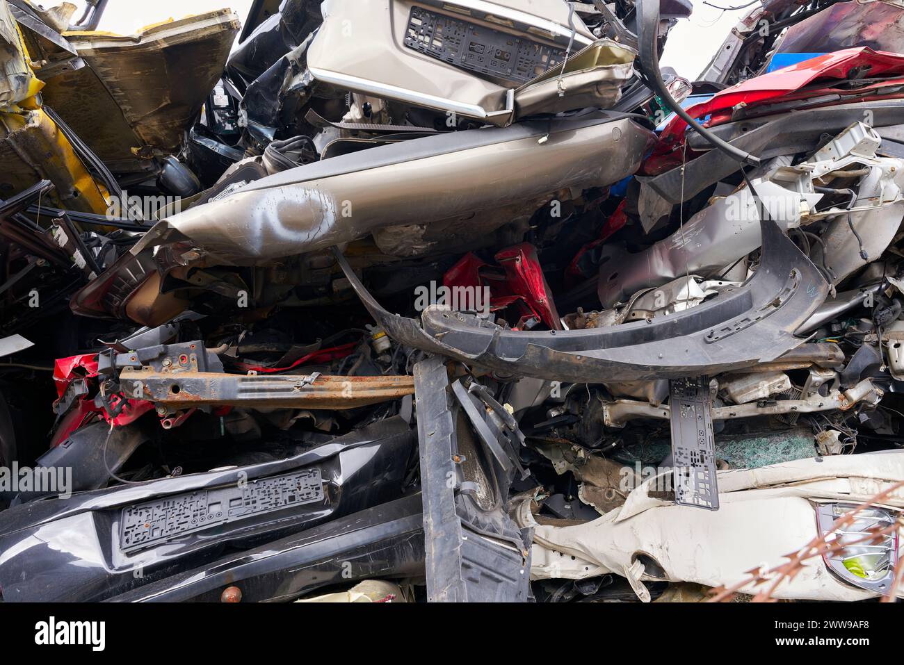 Auto in un deposito di rottami di un'azienda di riciclaggio di automobili in una zona industriale a Magdeburgo, in Germania Foto Stock