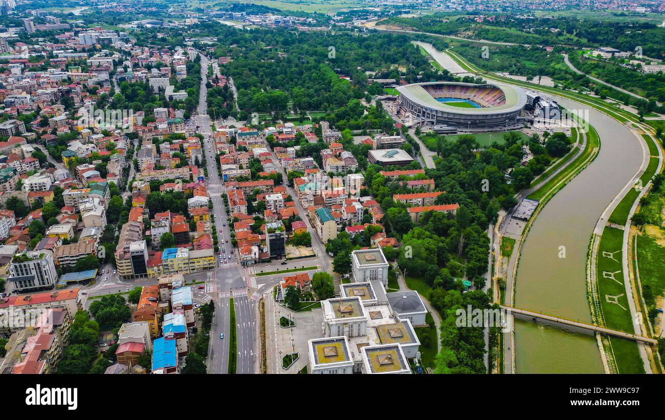 Una vista aerea di un fiume che scorre attraverso il paesaggio urbano di Skopje Foto Stock