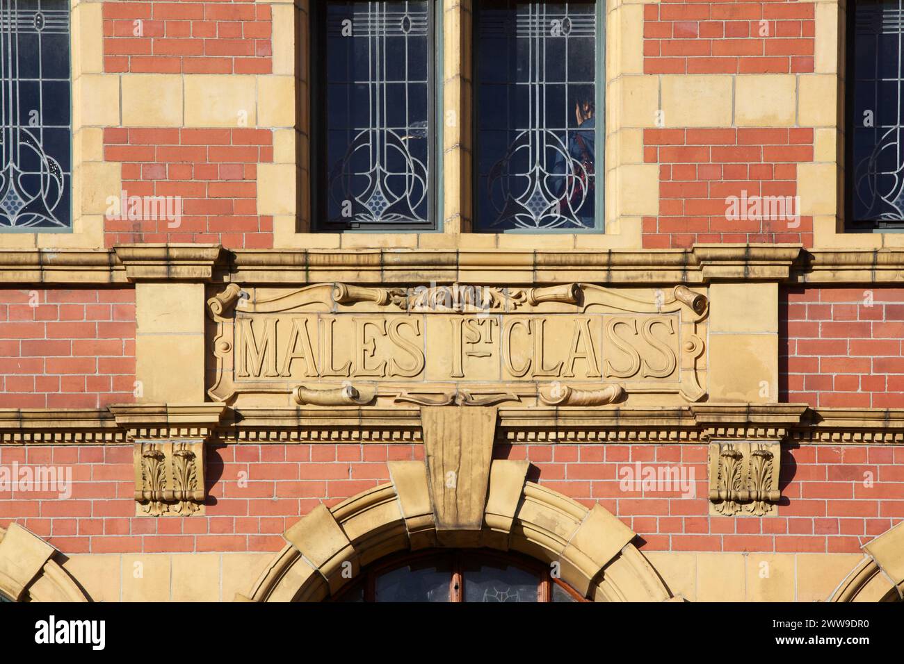 Il cartello in pietra "Makers First Class" si trova all'esterno della piscina vittoriana in disuso, Victoria Baths, Manchester, Regno Unito Foto Stock