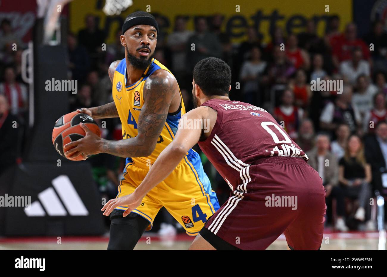 Monaco, Germania. 22 marzo 2024. Pallacanestro: Eurolega, FC Bayern Monaco - Maccabi Tel Aviv, Main Round, Matchday 31, BMW Park. Nick Weiler-Babb (r) di Monaco gioca per la palla contro Lorenzo Brown di Tel Aviv. Crediti: Angelika Warmuth/dpa/Alamy Live News Foto Stock