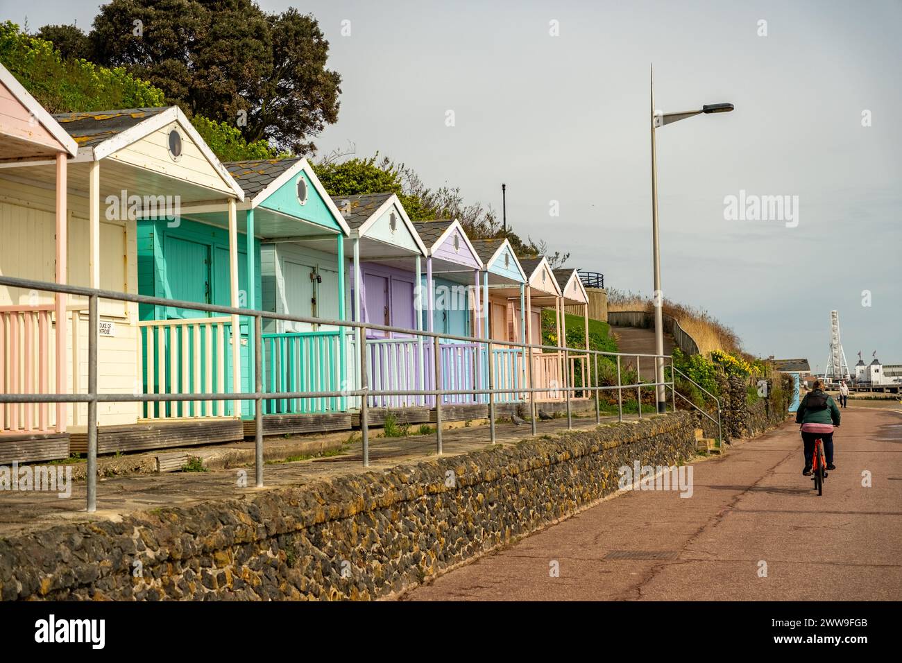 Clacton-on-Sea, Essex, Regno Unito – marzo 2024. Colorate capanne sulla passeggiata nella cittadina costiera di Clacton-on-Sea, Essex Foto Stock