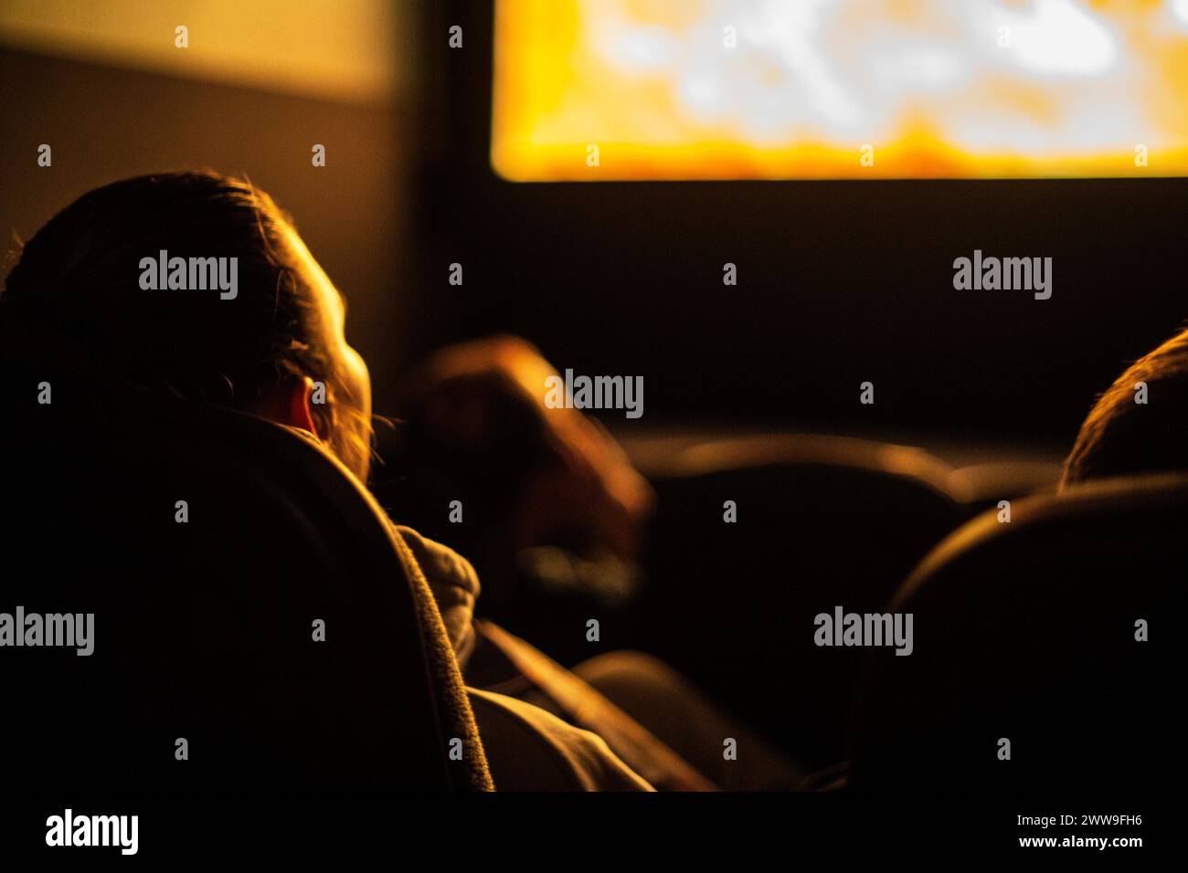 schermo vuoto in un cinema prima di guardare un film, divertimento per tutta la famiglia Foto Stock