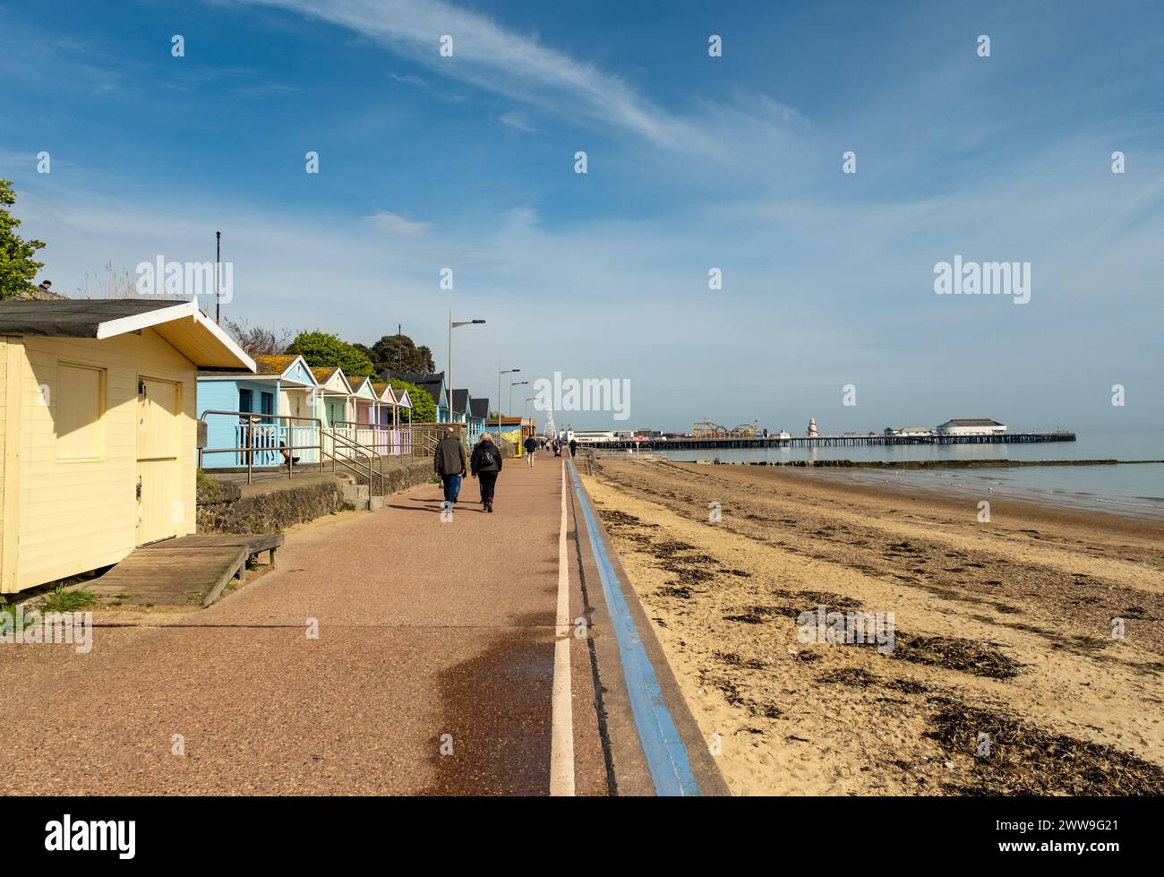 Clacton-on-Sea, Essex, Regno Unito – 20 marzo 2024. Vista sulla spiaggia e sul lungomare nella località costiera di Clacton-on-Sea Foto Stock