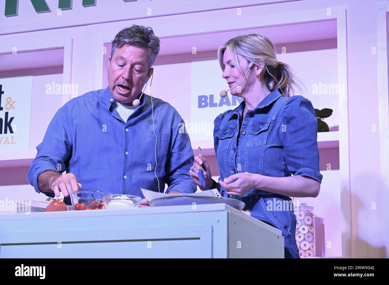 Londra, Regno Unito. John Torode, Lisa Faulkner. Ideal Home Show 2024 Olympia. Dimostrazione di cucina sul palco Eat & drink. Foto Stock