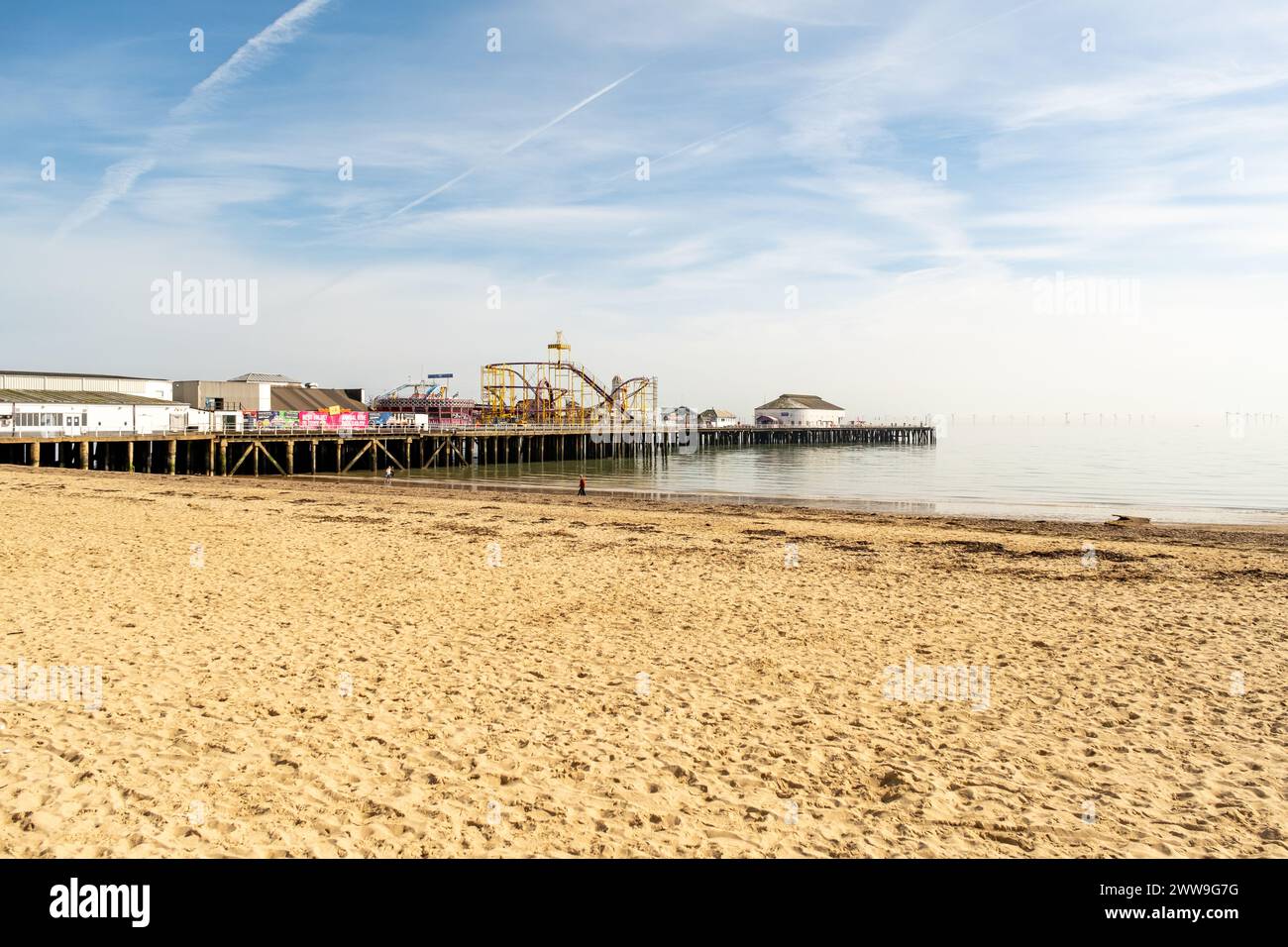 Clacton-on-Sea, Essex, Regno Unito – 20 marzo 2024. La spiaggia sabbiosa e il molo vittoriano nella città costiera di Clacton-on-Sea Foto Stock