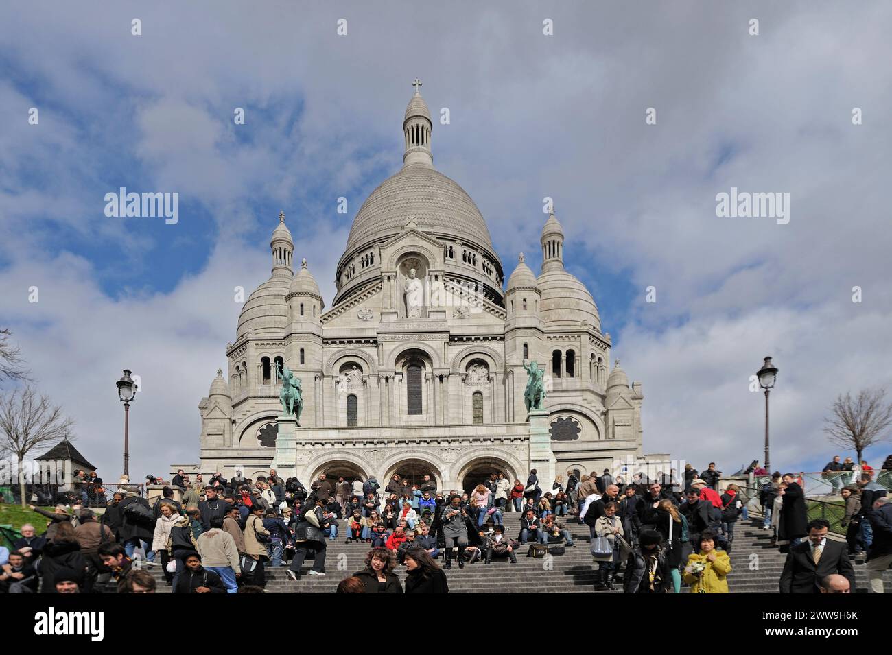 Basilica del Sacro cuore, del Sacro cuore di Gesù di Parigi, Basilique du Sacré-Coeur, vista dalla base del butte Montmatre, Parigi, Francia Foto Stock