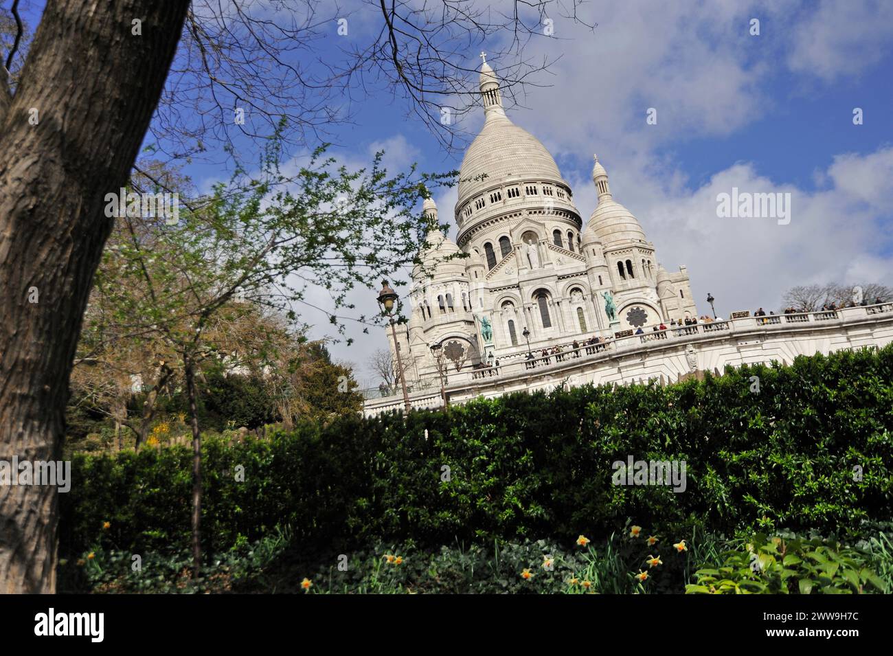 Basilica del Sacro cuore, del Sacro cuore di Gesù di Parigi, Basilique du Sacré-Coeur, vista dalla base del butte Montmatre, Parigi, Francia Foto Stock