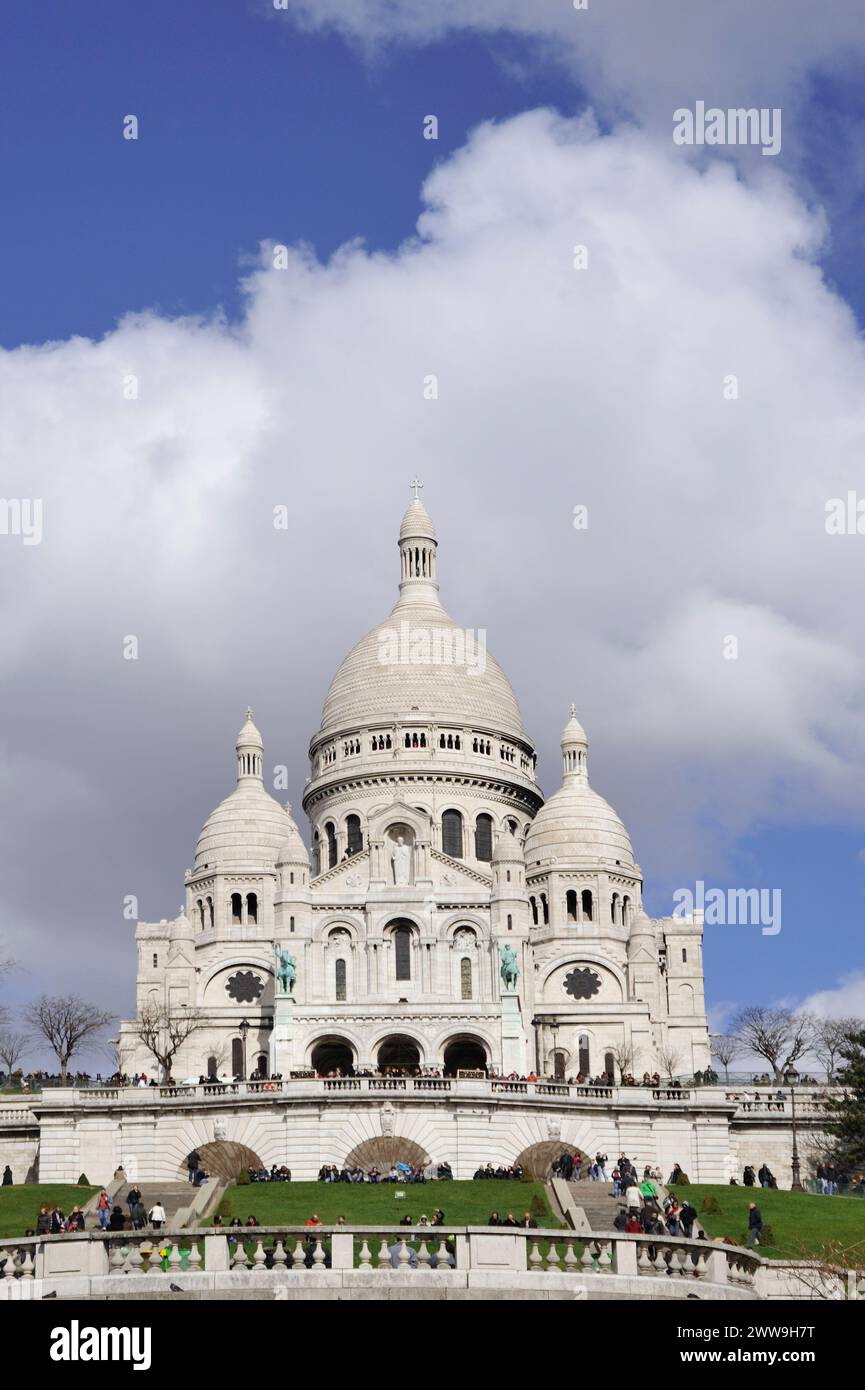 Basilica del Sacro cuore, del Sacro cuore di Gesù di Parigi, Basilique du Sacré-Coeur, vista dalla base del butte Montmatre, Parigi, Francia Foto Stock