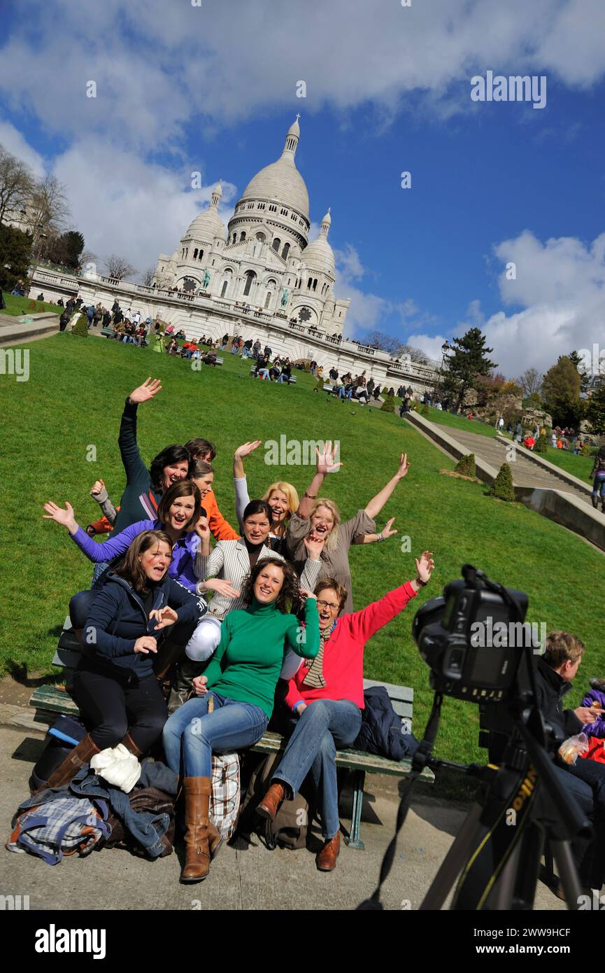 Basilica del Sacro cuore, del Sacro cuore di Gesù di Parigi, Basilique du Sacré-Coeur, vista dalla base del butte Montmatre, Parigi, Francia Foto Stock