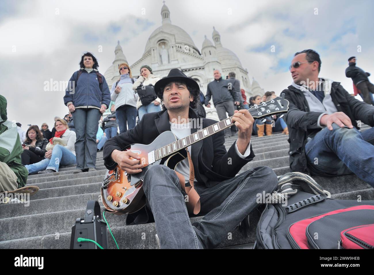 Basilica del Sacro cuore, del Sacro cuore di Gesù di Parigi, Basilique du Sacré-Coeur, vista dalla base del butte Montmatre, Parigi, Francia Foto Stock
