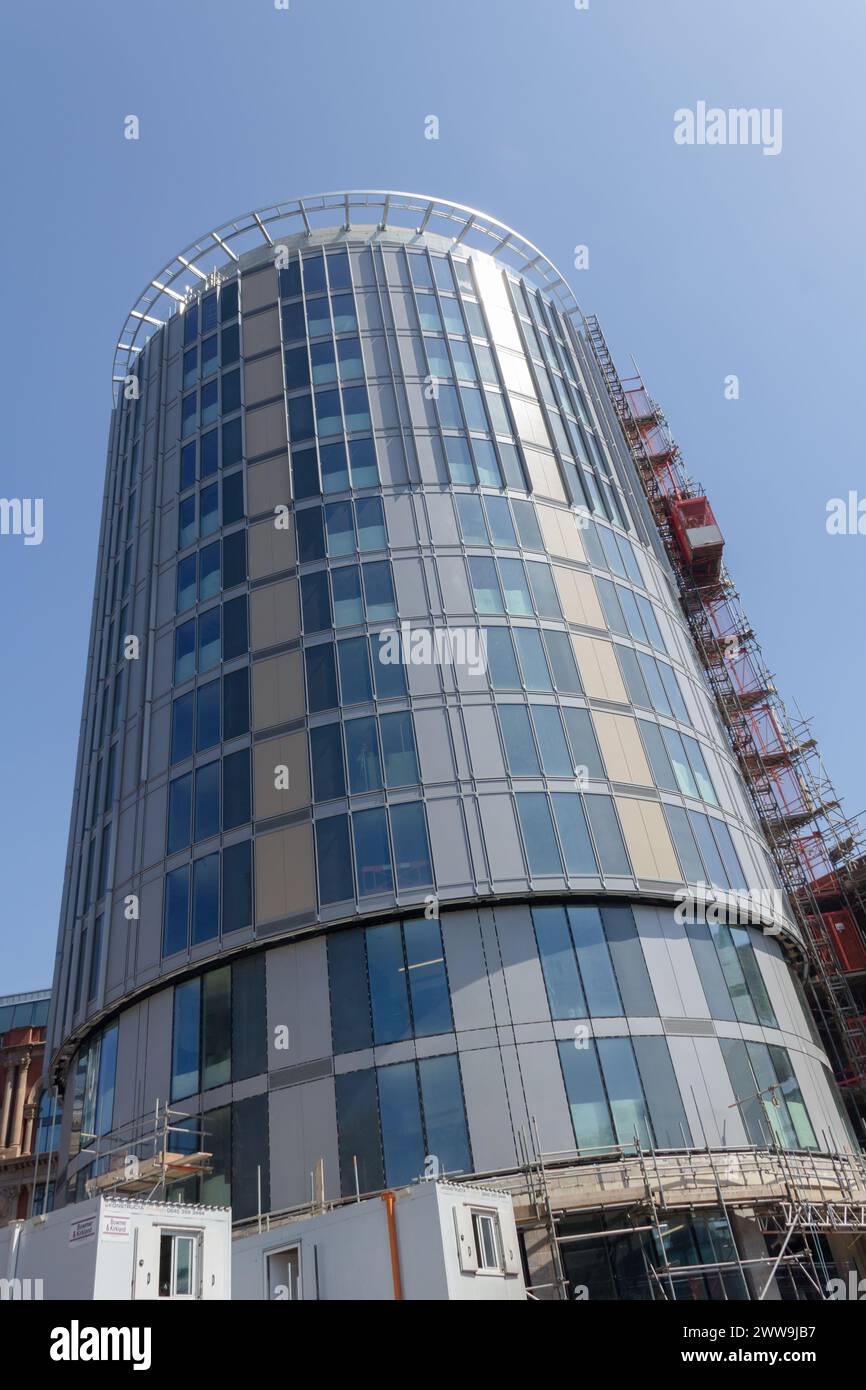 Nel maggio 2018, un edificio rotunda quasi completato con paranco esterno, parte dello sviluppo dell'Hotel Indigo in Todd Street, Manchester. Foto Stock