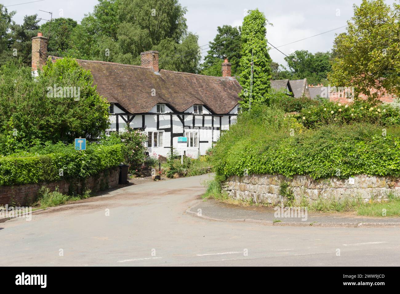 Hubbal Lane, Tong, Shropshire, con una casa in legno di grado II con dormitori di grondaie sopracciglia. La casa era un tempo una fila di cottage. Foto Stock