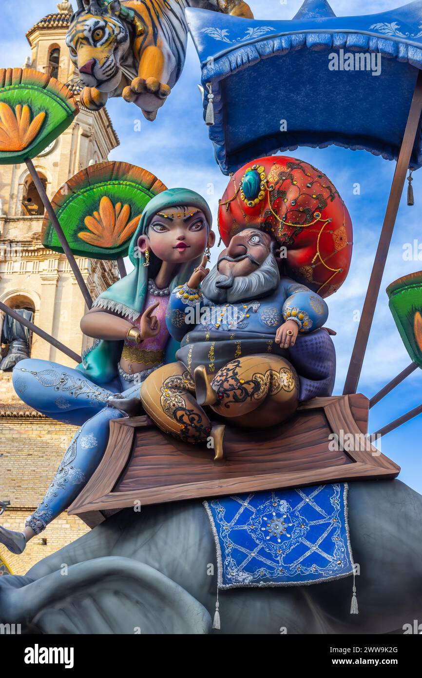 Arte e tradizione nel Fallas Festival di Gandia. Colori vivaci e design intricati testimoniano il significato culturale dell'evento. Foto Stock