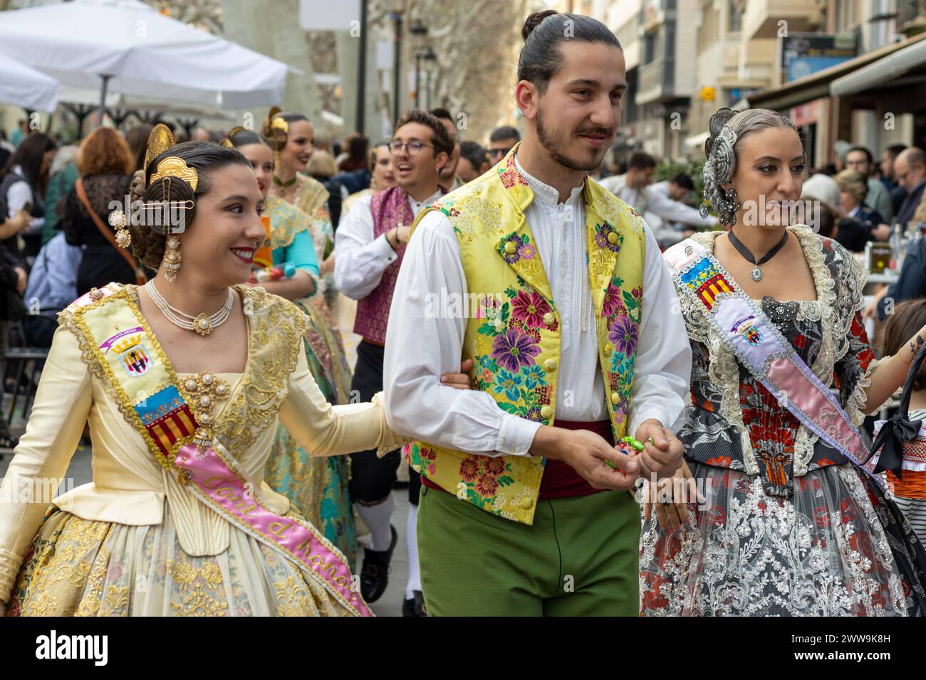 Il vivace Fallas Festival di Gandia, Spagna, cattura il patrimonio culturale. Foto Stock