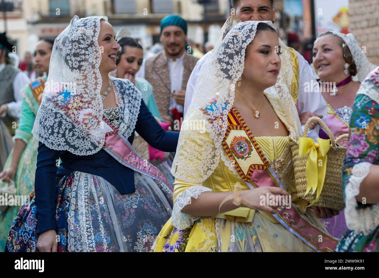Le donne in abiti tradizionali Fallas, i loro abiti sono una fioritura di colori, portano la gioia del festival. Foto Stock