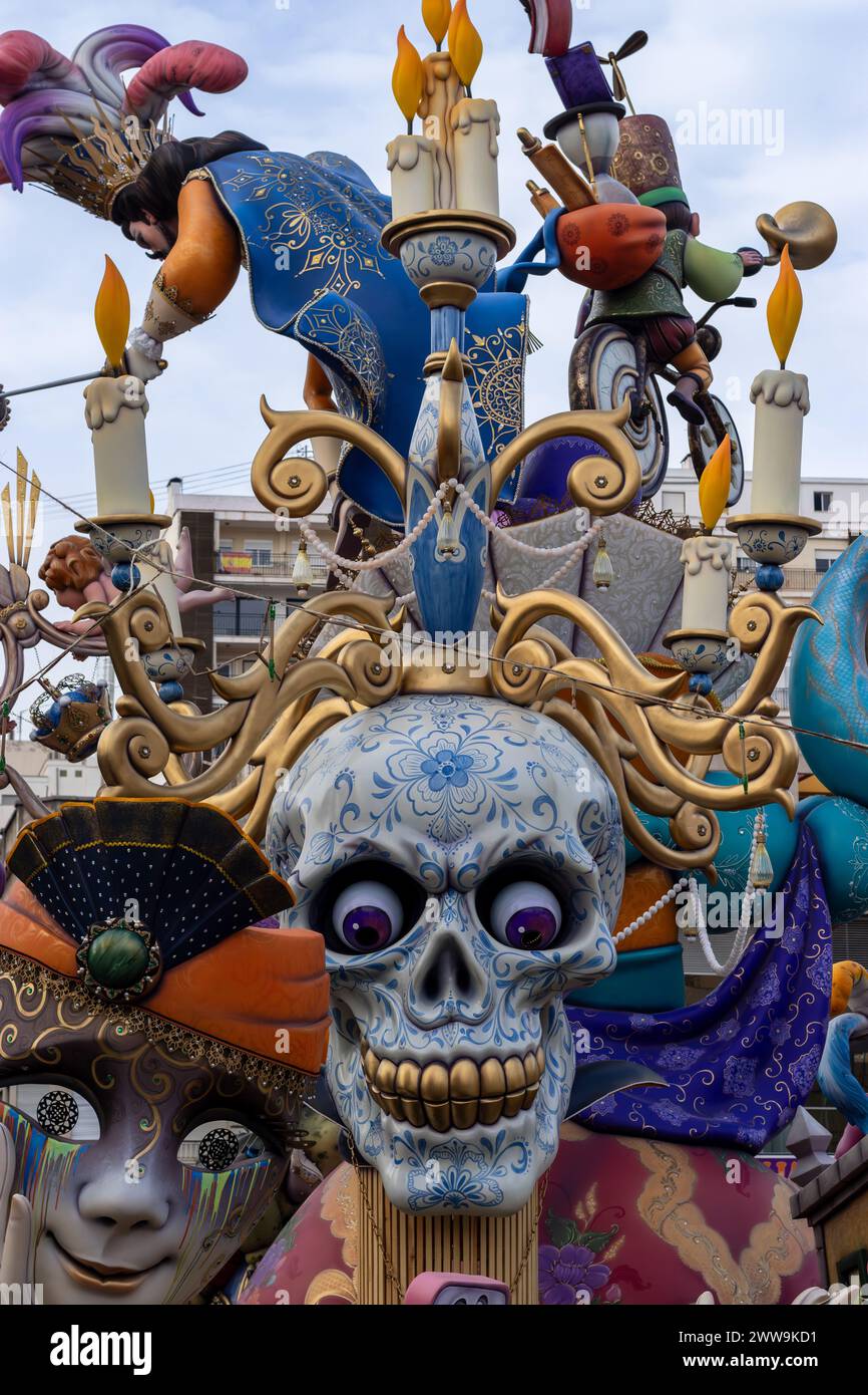 Eredità artistica delle Fallas di Gandia; Un monumento adornato di figure stravaganti è pronto per il climax ardente del festival. Foto Stock