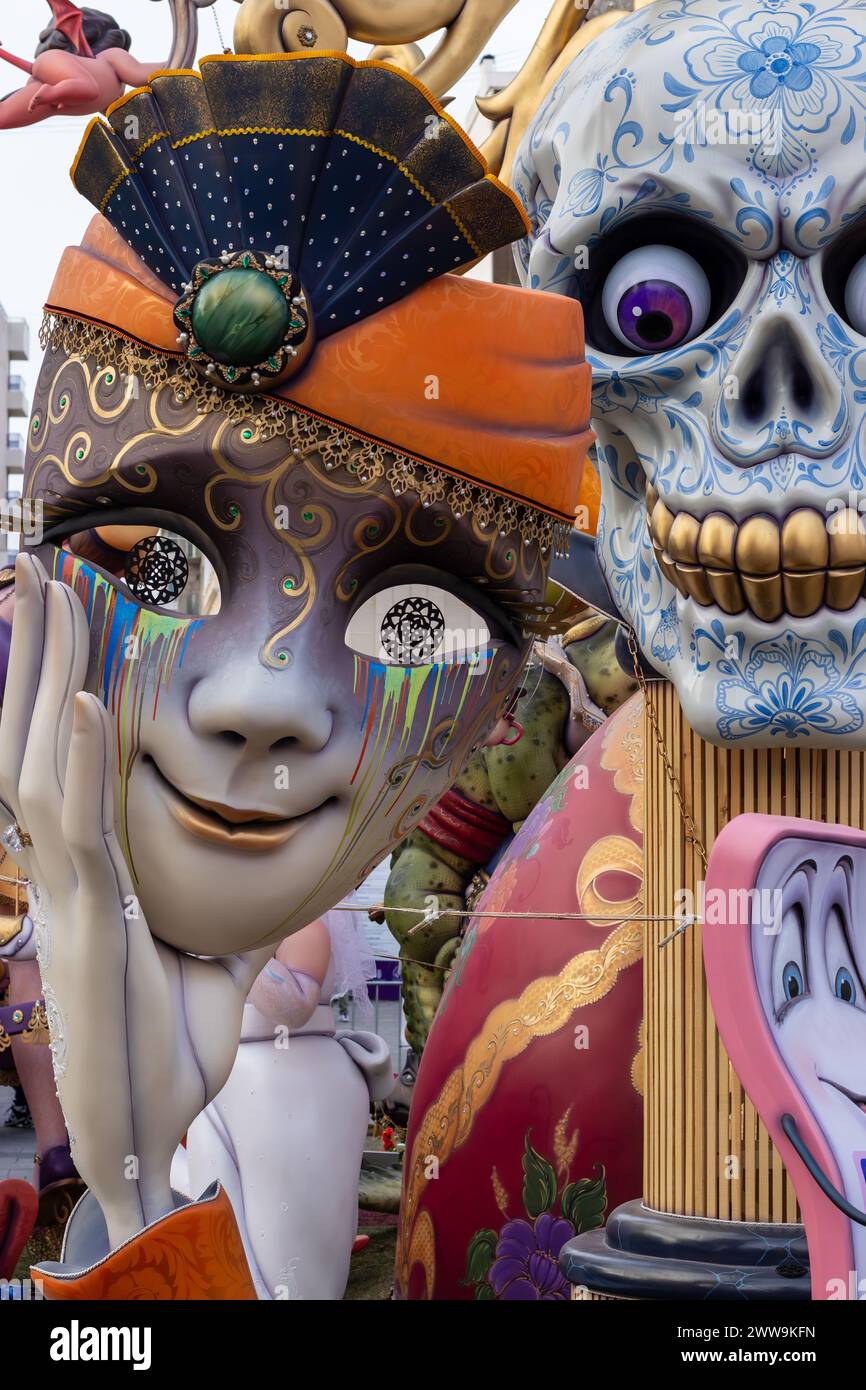 Predestinato alle fiamme; Un'effigie vibrante si erge a Gandia, la sua colorata arte che attende l'esplosione cerimoniale di Fallas. Foto Stock