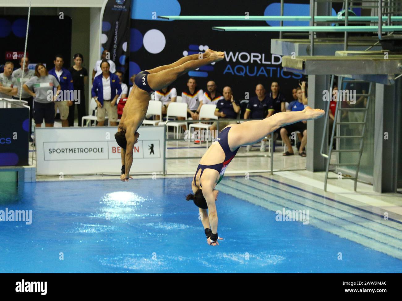 Berlino, Germania - 22 marzo 2024: Andreas Sargent LARSEN e Sarah JODOIN DI MARIA d'Italia si esibiscono durante la finale Mixed 3m & 10m Team Event della World Aquatics Diving World Cup 2024 a Berlino Foto Stock