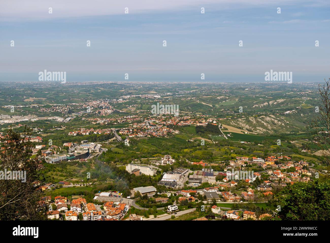 Vista dalla cima del castello di San Marino verso il mare e su Rimini, Italia Foto Stock