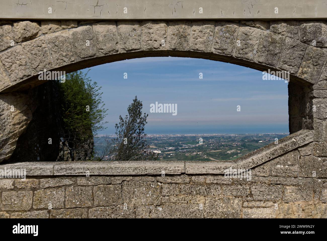 Vista panoramica della costa romagnola da una finestra in un muro di pietra Foto Stock