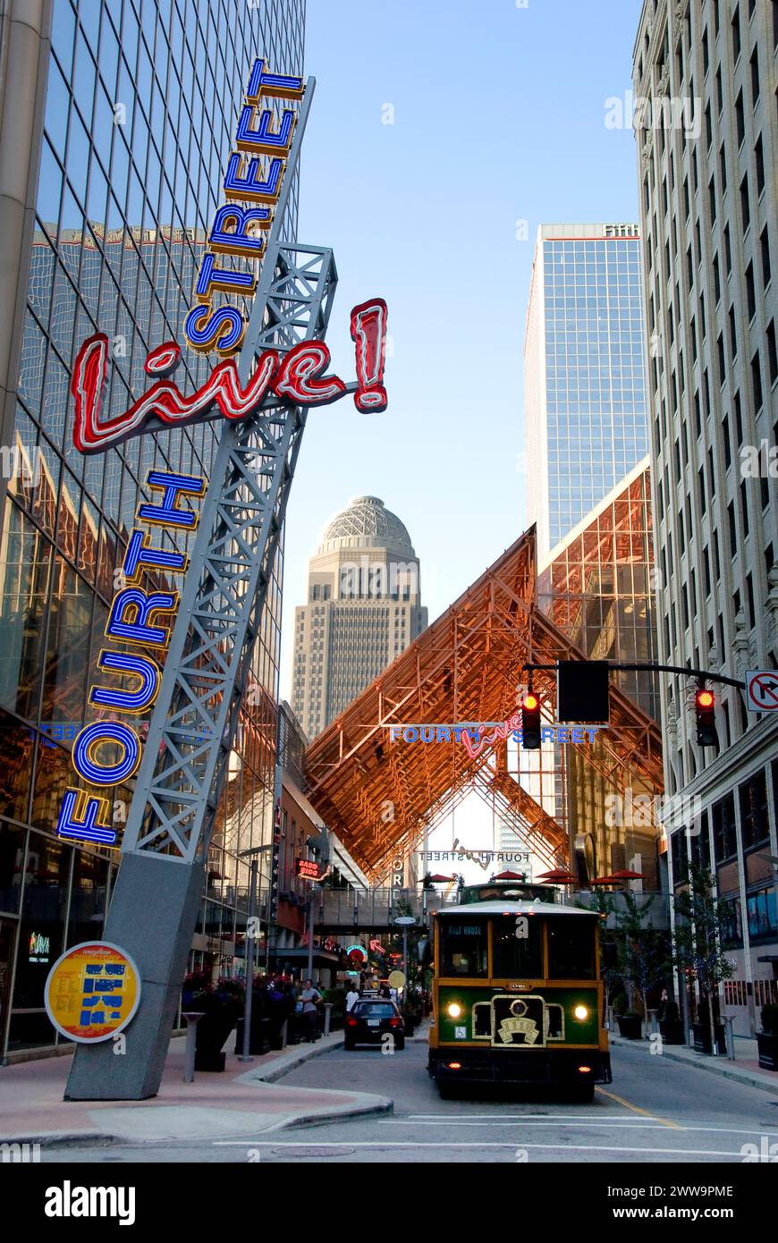 Fourth Street Live è un luogo di ristorazione, intrattenimento e vendita al dettaglio sulla Fourth Street nel centro storico di Louisville, Kentucky - USA Foto Stock
