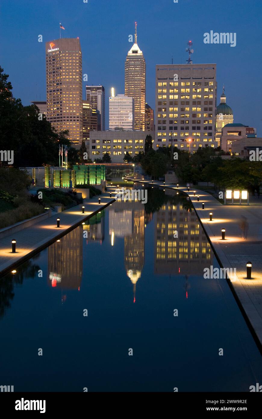 Il Central Canal Walk nel White River State Park, un parco statale urbano illuminato di notte, che ospita il Memoriale della Medaglia d'Onore del Congresso Foto Stock