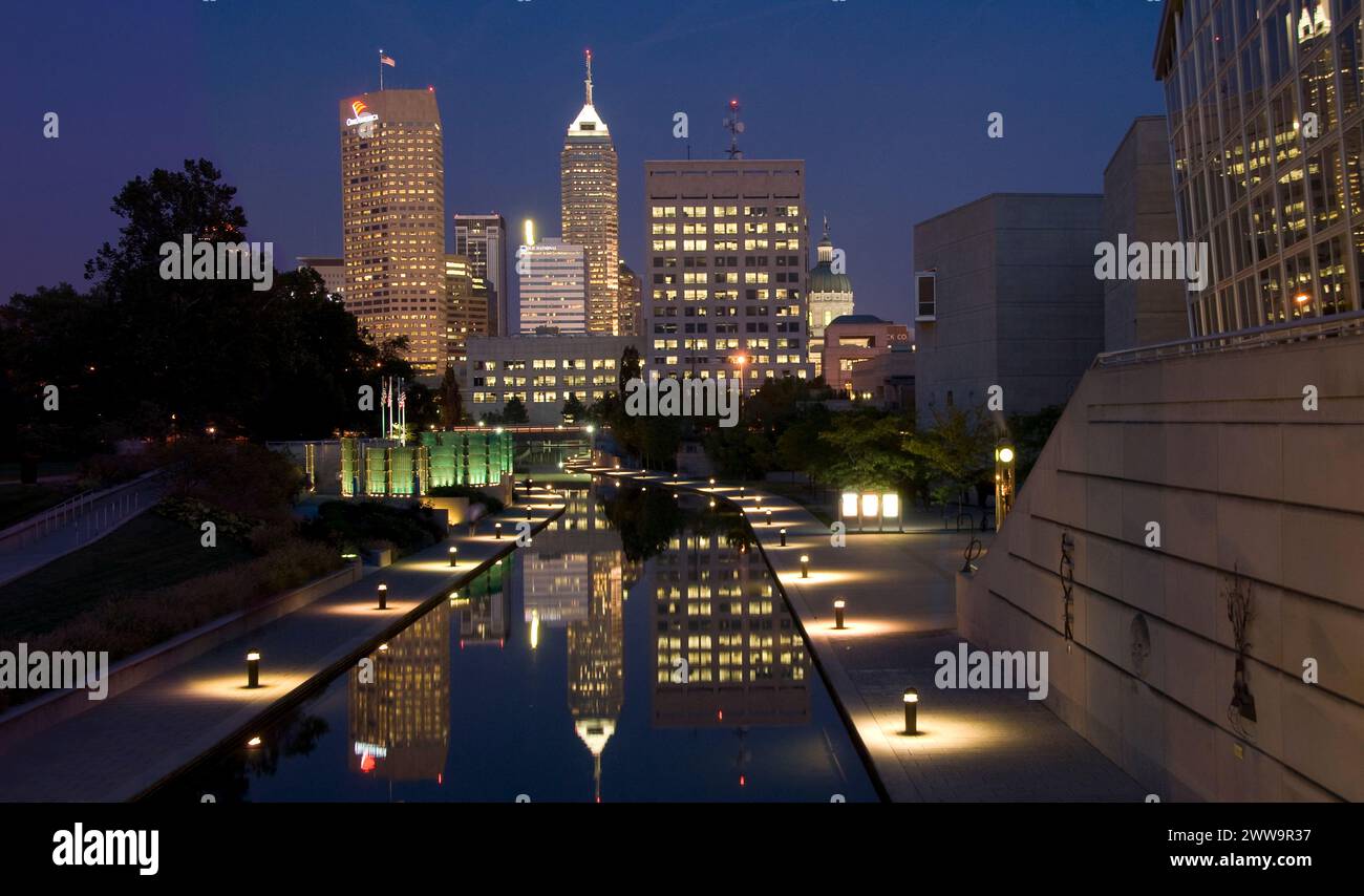 Il Central Canal Walk nel White River State Park, un parco statale urbano illuminato di notte, che ospita il Memoriale della Medaglia d'Onore del Congresso Foto Stock