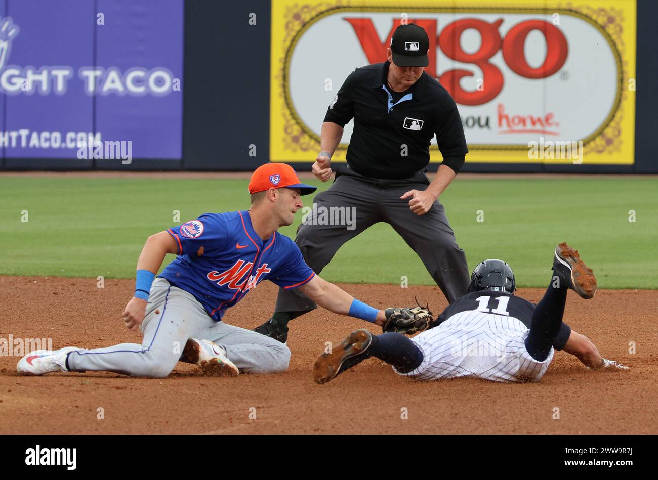 Tampa, Stati Uniti. 22 marzo 2024. Anthony Volpe degli Yankees scivola in secondo piano con una base rubata mentre la seconda base dei Mets Zack Short applica la tag finale, durante la partita contro i Mets allo Steinbrenner Field di Tampa, Florida, 20 marzo 2024. Gli Yankees batterono i Mets 5-3. Foto di Mark Abraham/UPI credito: UPI/Alamy Live News Foto Stock