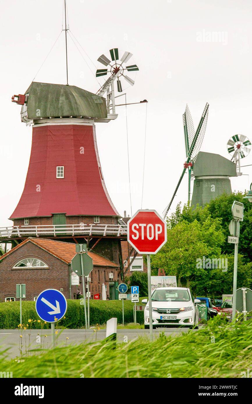 Die Zwillingsmühlen in Greetsiel im Krumm-Hörnerland/Ostfriesland - gesehen am 18.06.2018 *** i mulini gemelli a Greetsiel in Krumm Hörnerland Frisia orientale visti il 18 06 2018 Foto Stock