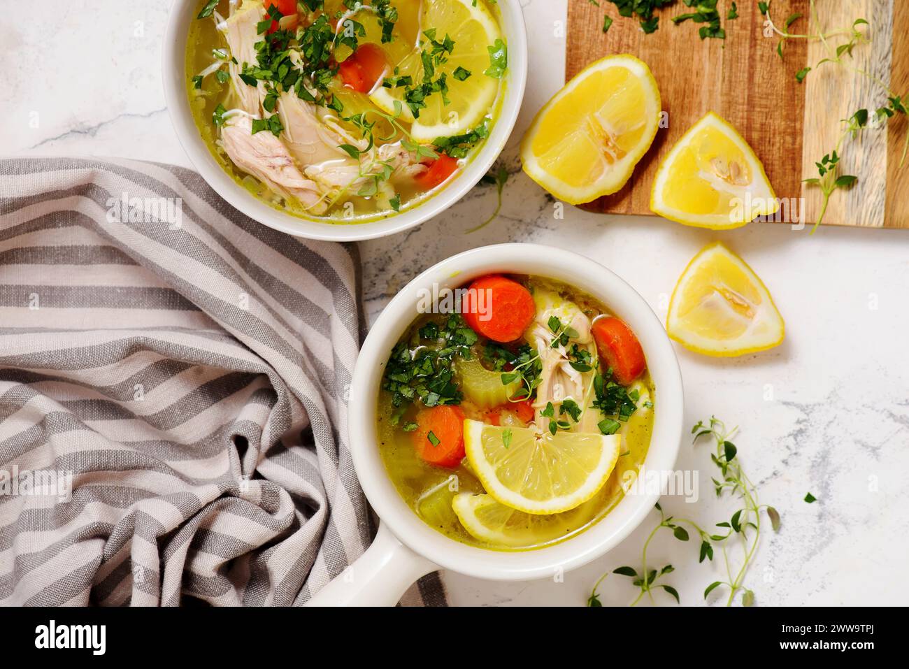 Zuppa di pollo con limone e riso. Stile veiw hugge.selective Foto Stock