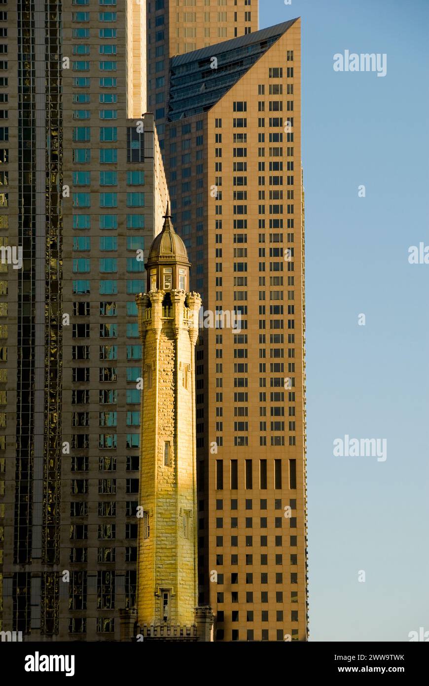 L'Old Chicago Water Tower, costruita nel 1869, è sopravvissuta al grande incendio di Chicago, un simbolo principale della città sul Magnificent Mile Foto Stock