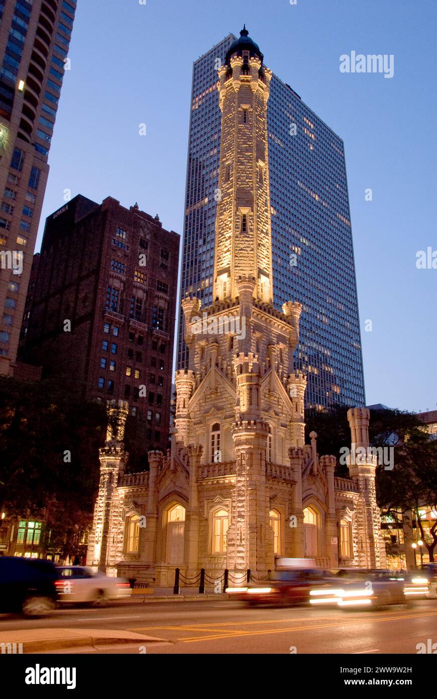 La Old Chicago Water Tower di notte, fu costruita nel 1869 e sopravvisse al grande incendio di Chicago, un simbolo principale della città: Chicago, Illinois, USA Foto Stock