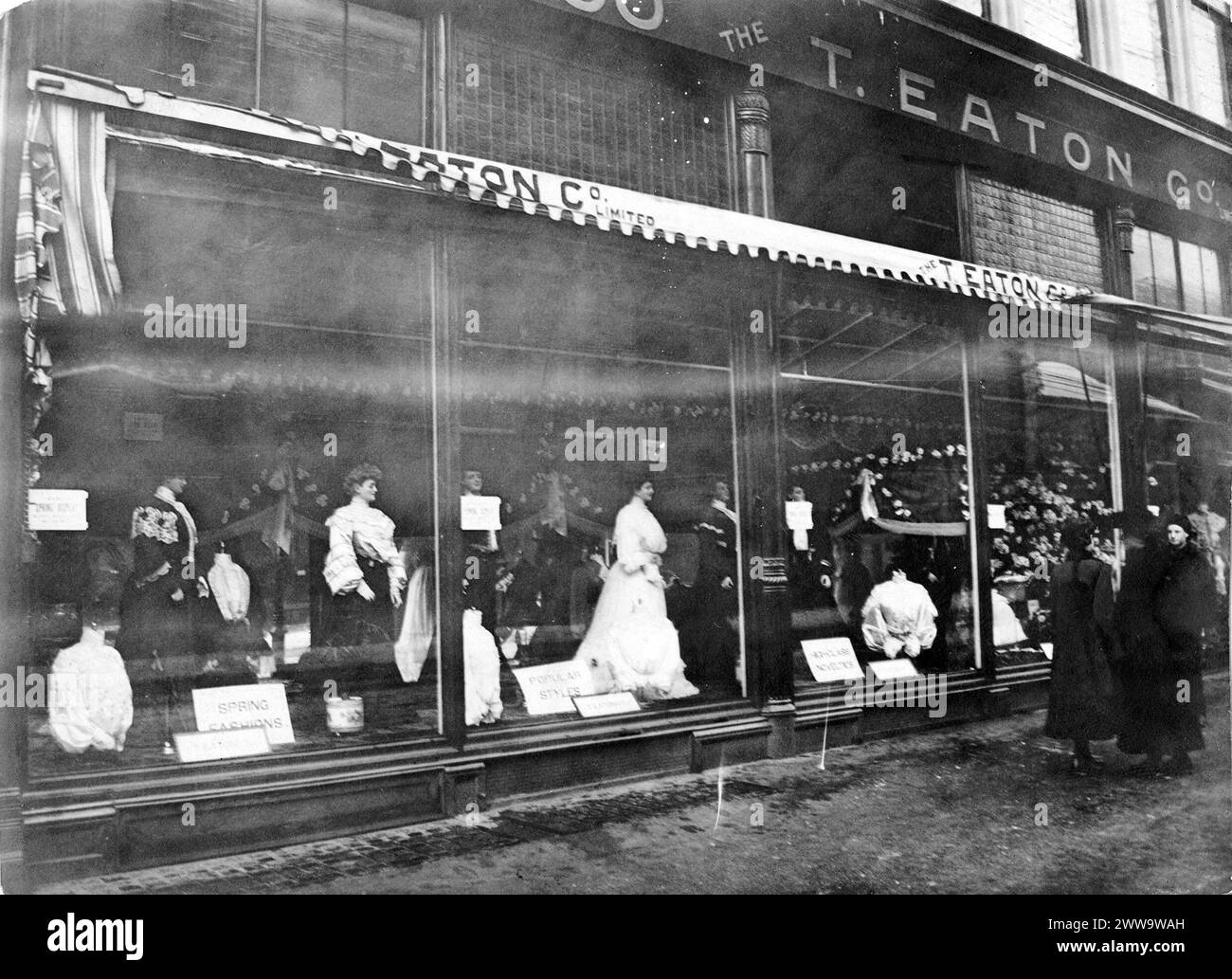 Foto vintage di Toronto: La vetrina mostra la facciata del negozio Eaton's. Toronto, Canada, 1918. Foto Stock