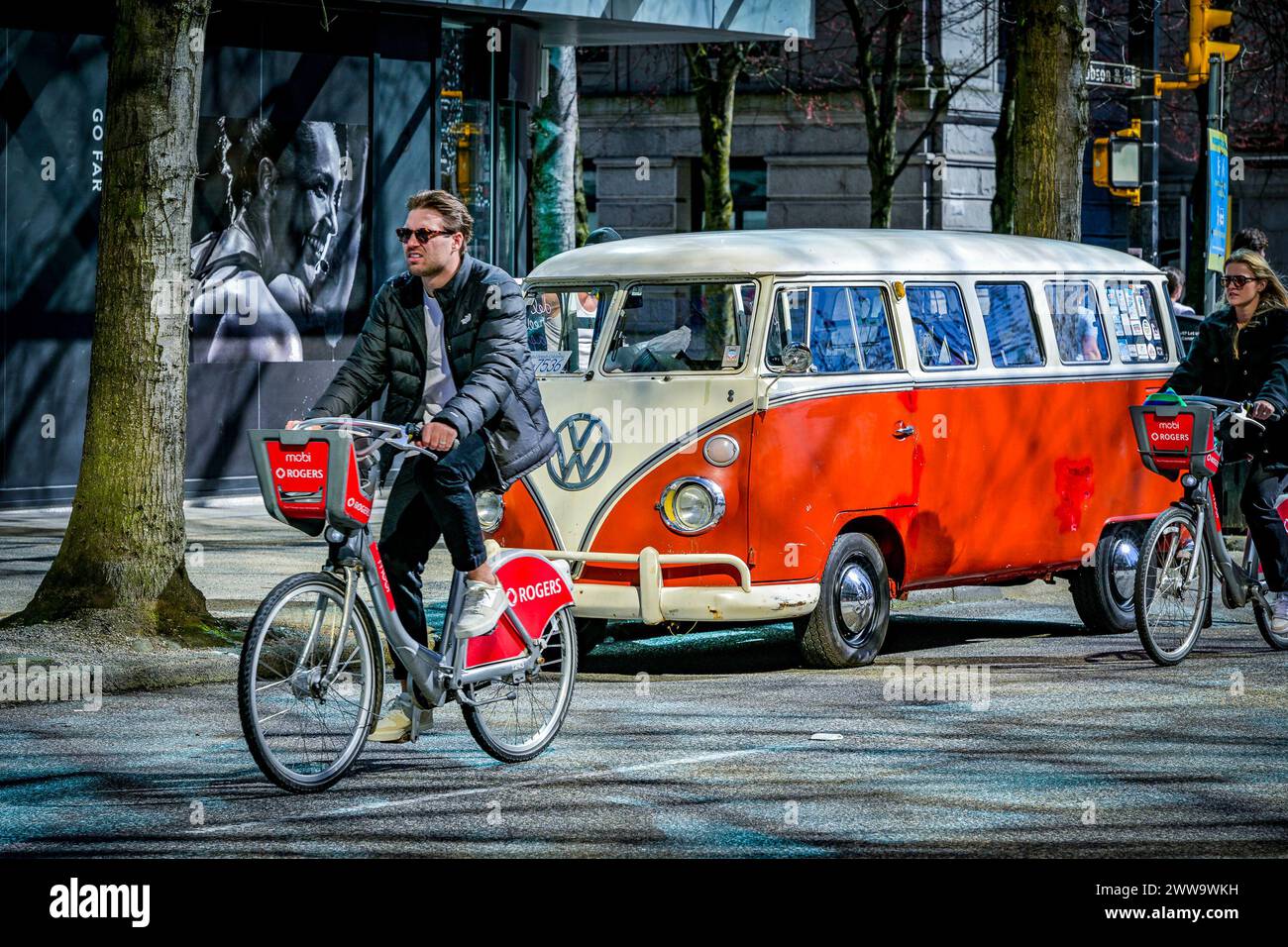 Volkswagen d'epoca, VW microbus, furgone, ciclisti, Vancouver, Columbia Britannica, Canada Foto Stock