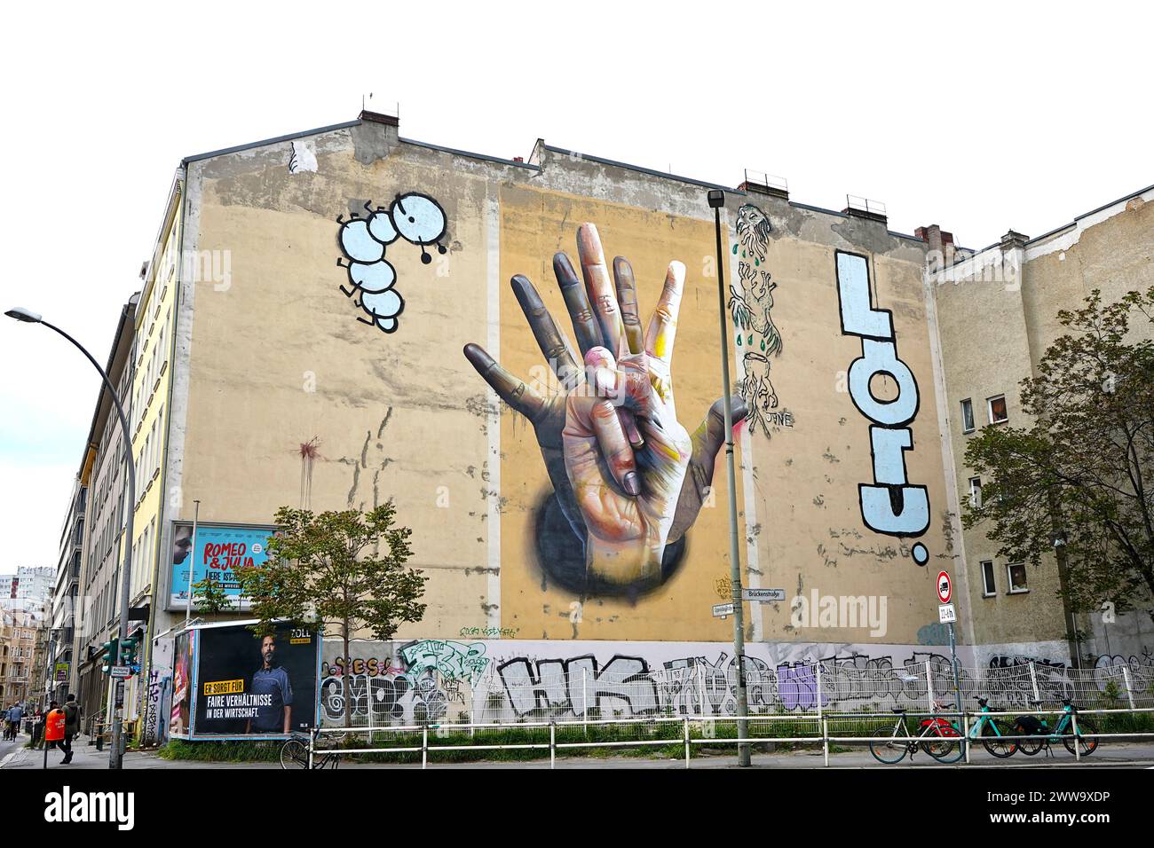 Un vecchio edificio vicino al centro di Berlino, che vanta un interessante Graffiti sul muro laterale, Berlino, Germania Foto Stock