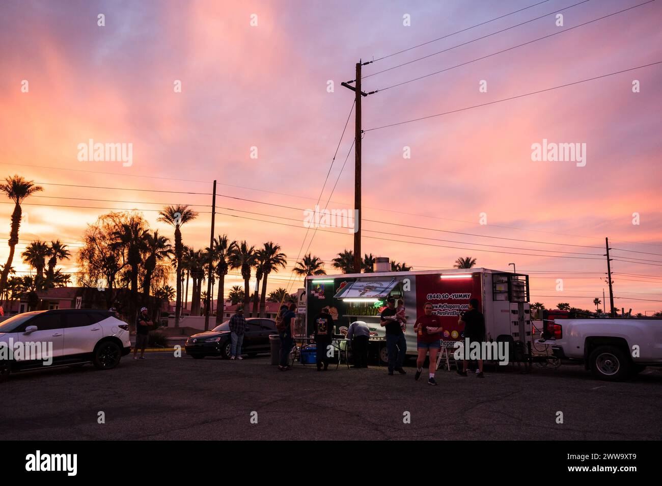 Food truck al tramonto a Lake Havasu City in Arizona. Foto Stock