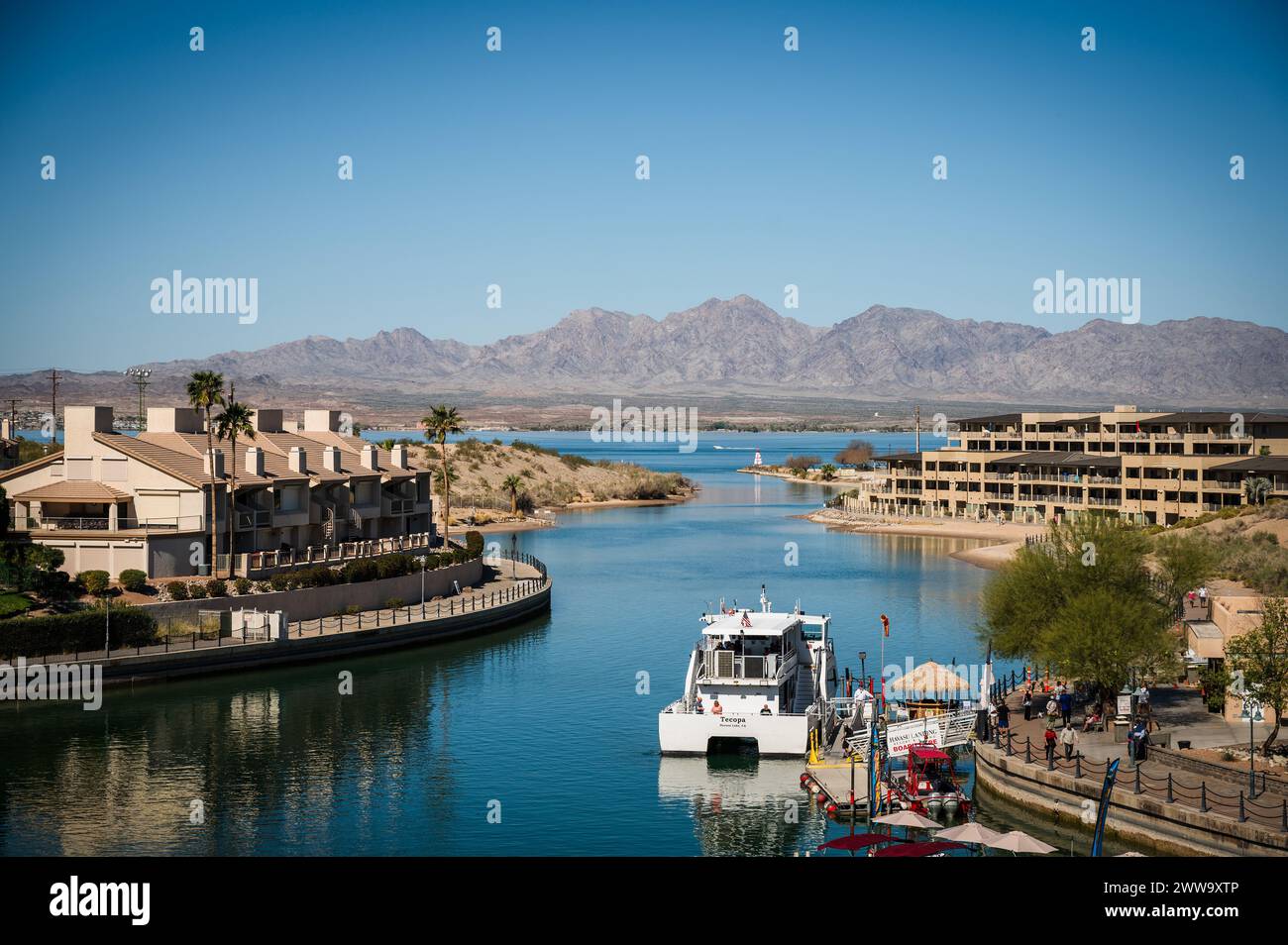 Tour in barca vicino al vecchio London Bridge, che fu trasferito da Londra Inghilterra negli anni '1970 a Lake Havasu in Arizona. Foto Stock