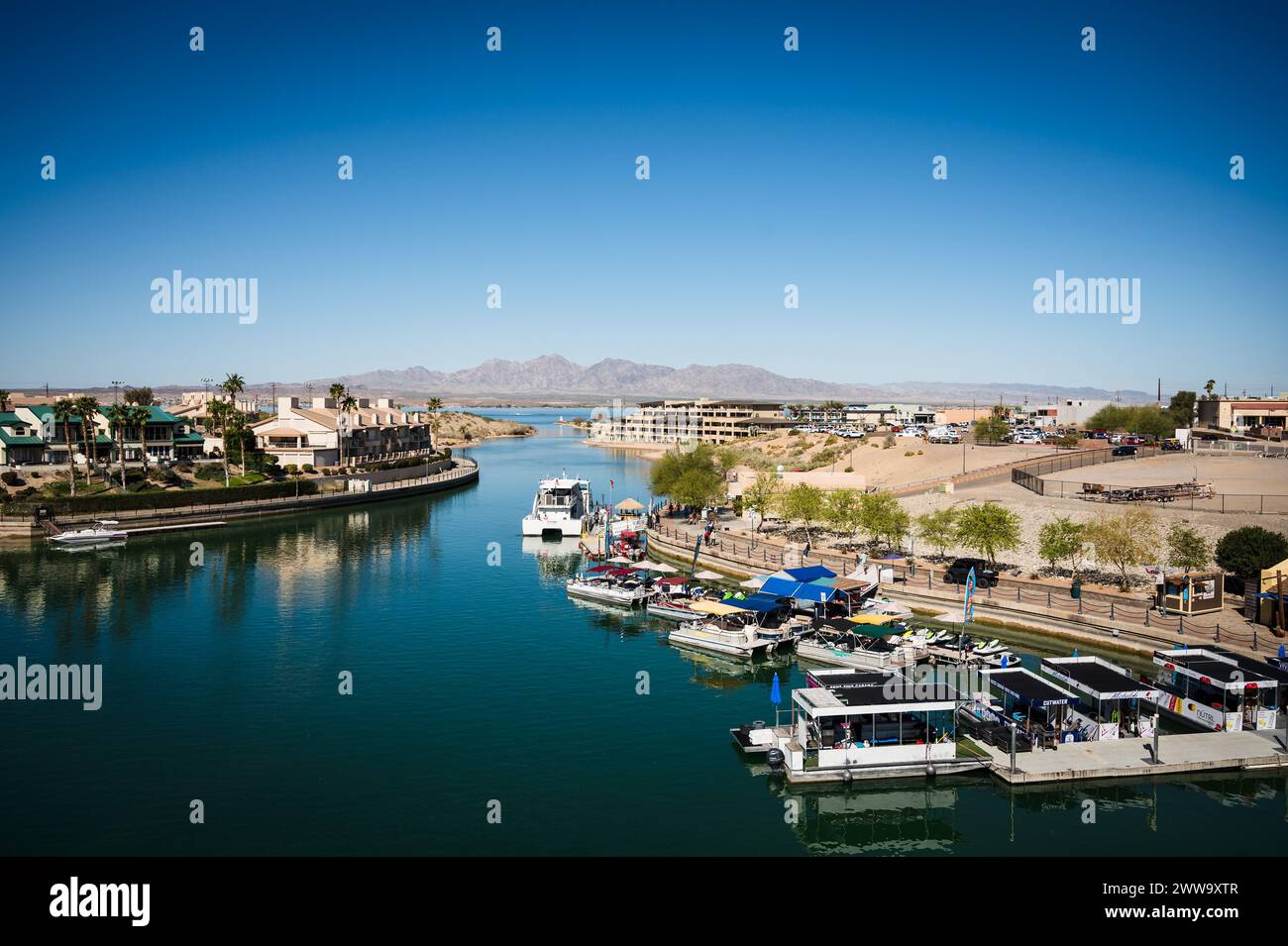 Tour in barca vicino al vecchio London Bridge, che fu trasferito da Londra Inghilterra negli anni '1970 a Lake Havasu in Arizona. Foto Stock