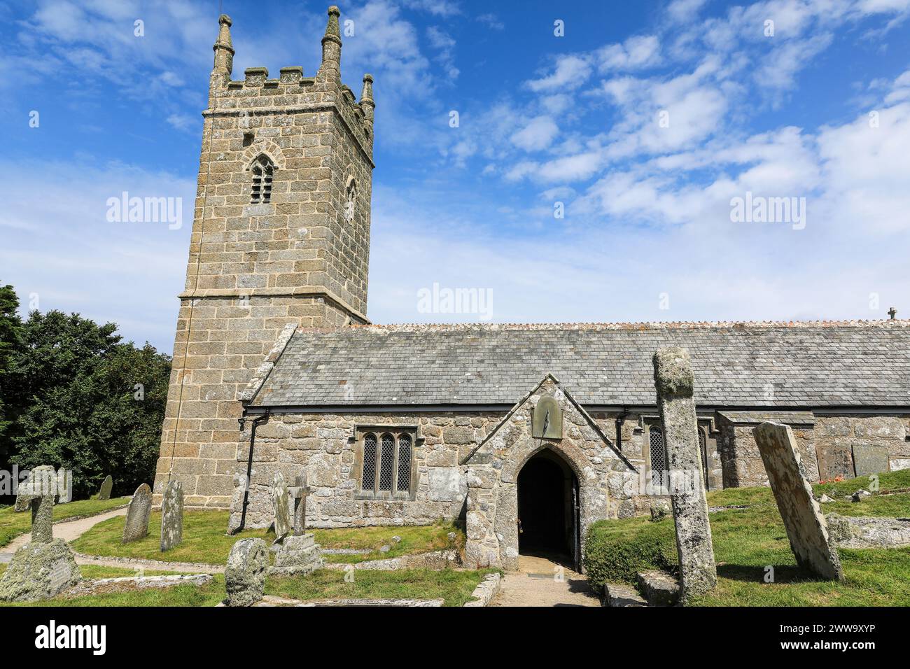 St Levan la chiesa di St Levan è una chiesa parrocchiale della chiesa di Inghilterra si trova in St Levan, Cornwall, England, Regno Unito Foto Stock