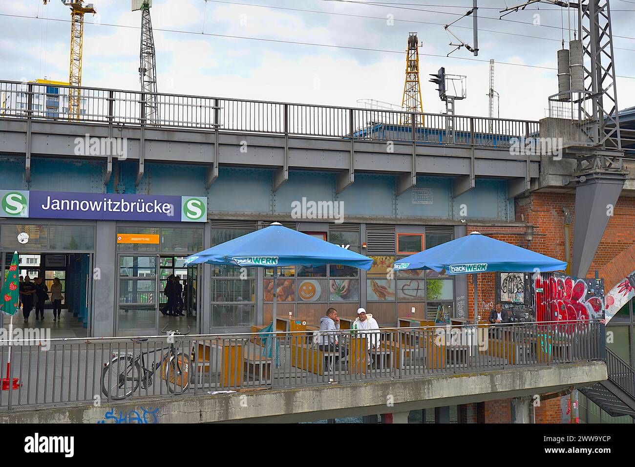Una stazione ferroviaria locale della S bahn chiamata Jannowitzbrücke, che vanta caffetterie e chioschi con posti all'aperto, a Berlino, Germania Foto Stock