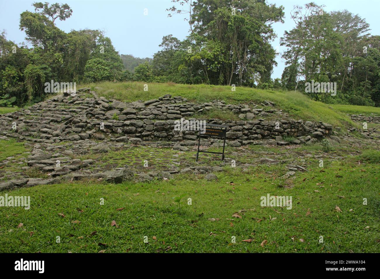 Tumulo centrale, centro cerimoniale indiano, Guayabo, Costa Rica. Foto Stock