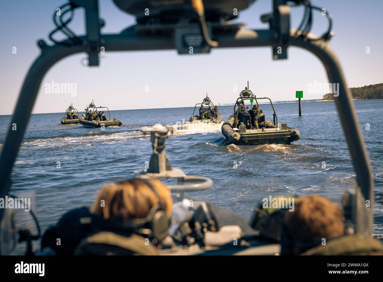 I Korps Mariniers con il Royal Netherlands Marine Corps lanciano dai moli presso la Marine Corps Air Station Cherry Point in intercettazione rapida e imbarcazioni delle forze speciali durante un'esercitazione a fuoco vivo nelle acque del fiume Neuse, Carolina del Nord, 19 marzo 2023. I Royal Netherlands Marine Corps utilizzarono le aree di addestramento dei punti ciliegia MCAS per condurre esercitazioni a fuoco vivo da mare a mare e da mare a terra, consentendo ai Korps Mariniers di affinare le abilità e mantenere la preparazione della missione. (Foto U.S. Marine Corps di Lance Cpl. Matthew Williams) Foto Stock