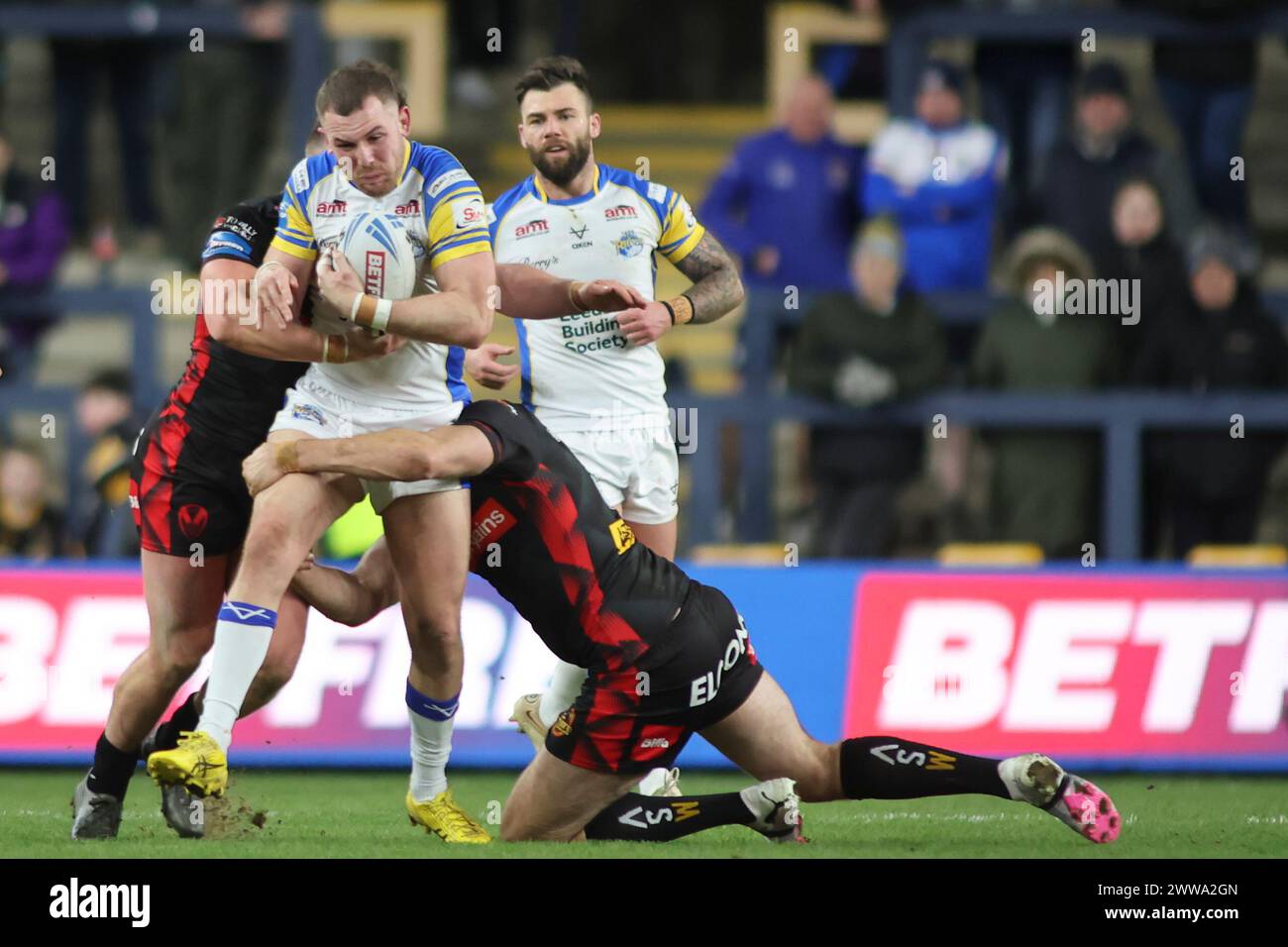 Leeds, Regno Unito. 22 marzo 2024. AMT Headingley Rugby Stadium, Leeds, West Yorkshire, 22 marzo 2024. Betfred Challenge Cup Leeds Rhinos vs St Helens. Cameron Smith dei Leeds Rhinos placcato da 2 tackle dei St Helens RLFC. Crediti: Touchlinepics/Alamy Live News Foto Stock