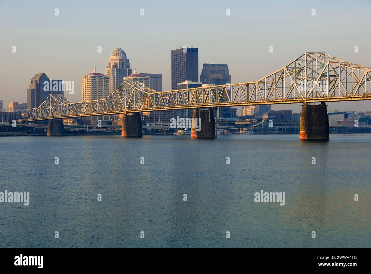George Rogers Clark Bridge sul fiume Ohio - Louisville, Kentucky - USA Foto Stock