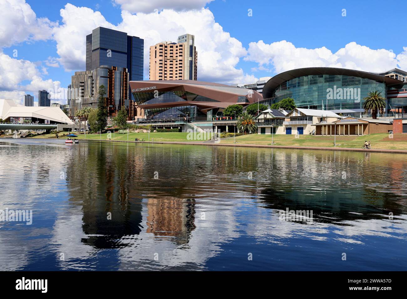 Guardando oltre il fiume Torrens fino alla città di Adelaide in Australia Foto Stock