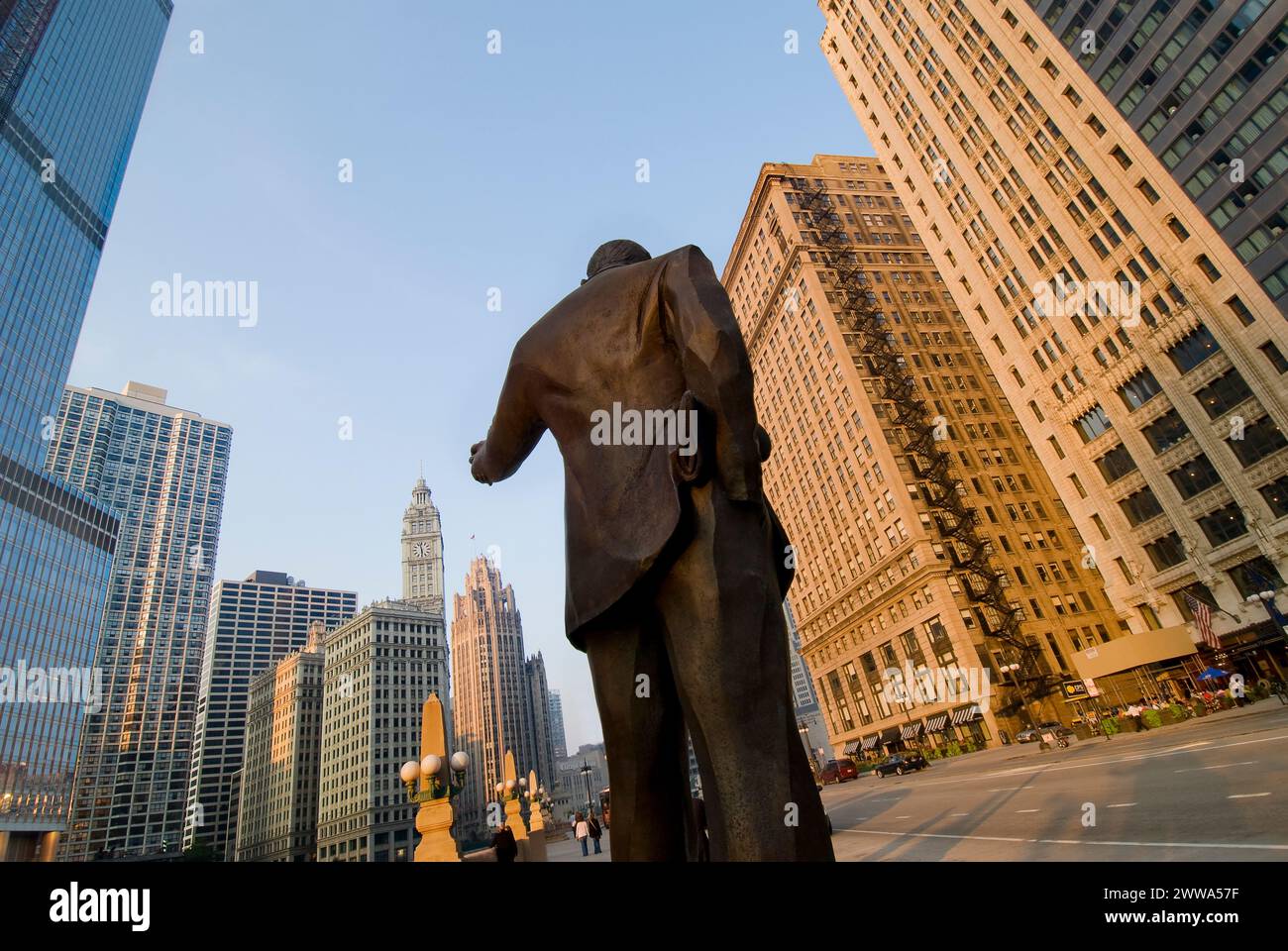 La statua in bronzo del leggendario editorialista del Chicago Sun-Times Irv Kupcinet si trova vicino al fiume Chicago - Chicago, Illinois - USA Foto Stock