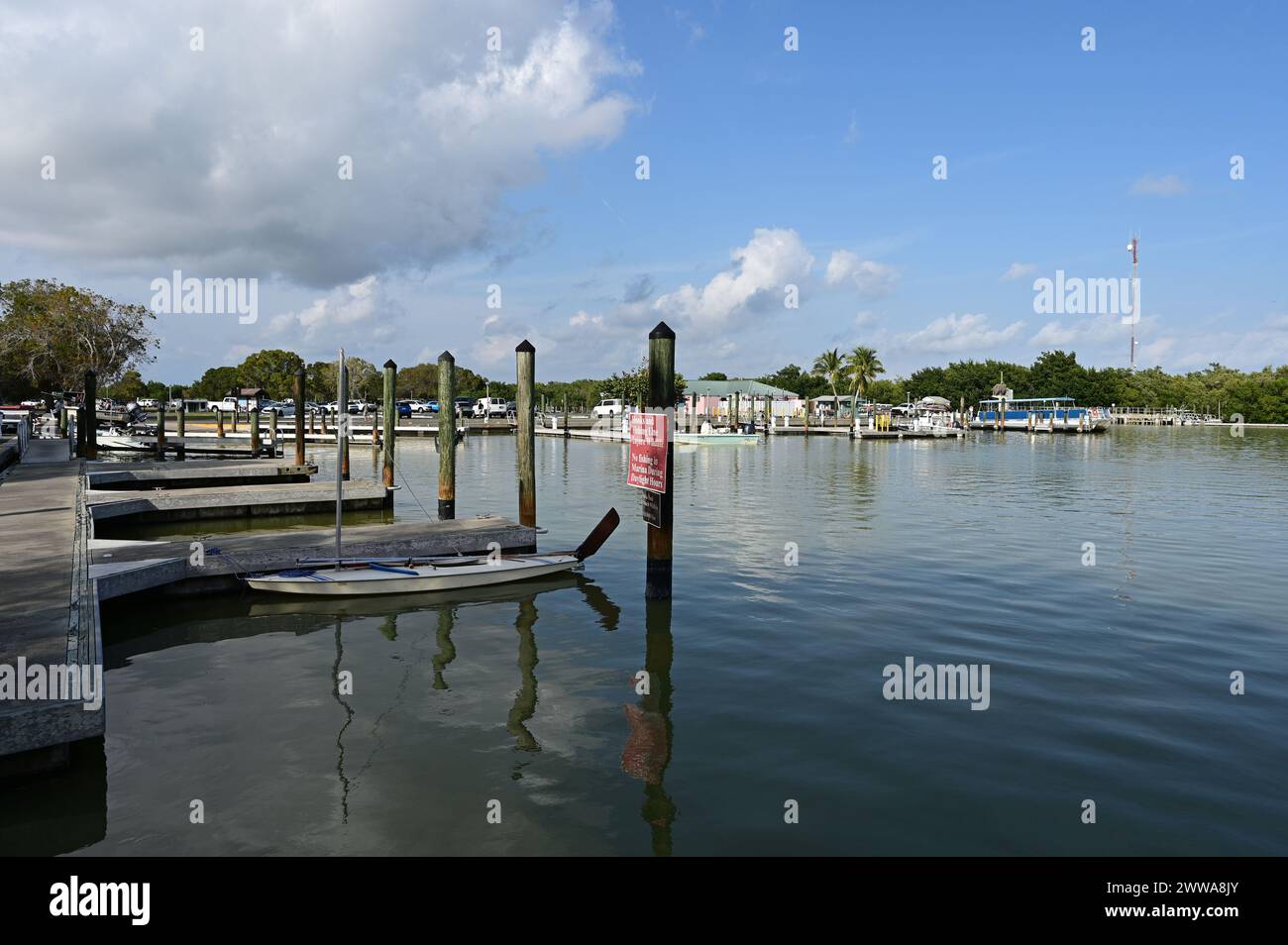 Flamingo Marina nel Parco Nazionale delle Everglades, Florida, sotto il sole nuvoloso di marzo. Foto Stock