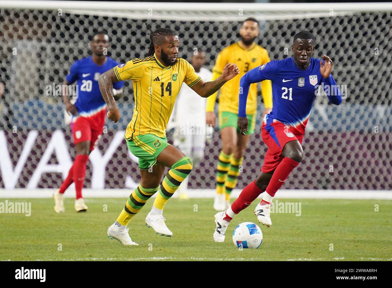 Arlington, Stati Uniti. 21 marzo 2024. 21 marzo 2024, Arlington, Texas: Il centrocampista della Giamaica Kasey Palmer e l'attaccante degli Stati Uniti Tim Weah combattono per il te ball durante la semifinale della CONCACAF Nations League 2024 tra Stati Uniti e Giamaica all'AT&T Stadium. Gli Stati Uniti hanno vinto 3-1. Il 21 marzo 2024 ad Arlington, Texas (foto di Javier Vicencio/Eyepix Group/Sipa USA) credito: SIPA USA/Alamy Live News Foto Stock